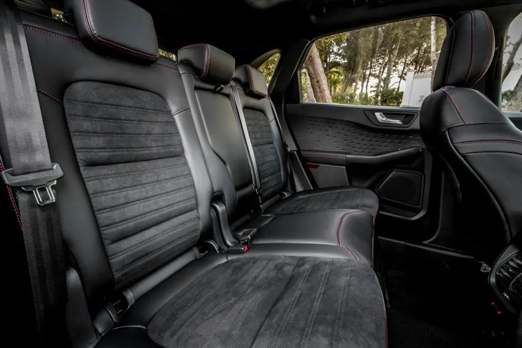 Intérieur du Ford Kuga gris anthracite de Taxi Avenue
