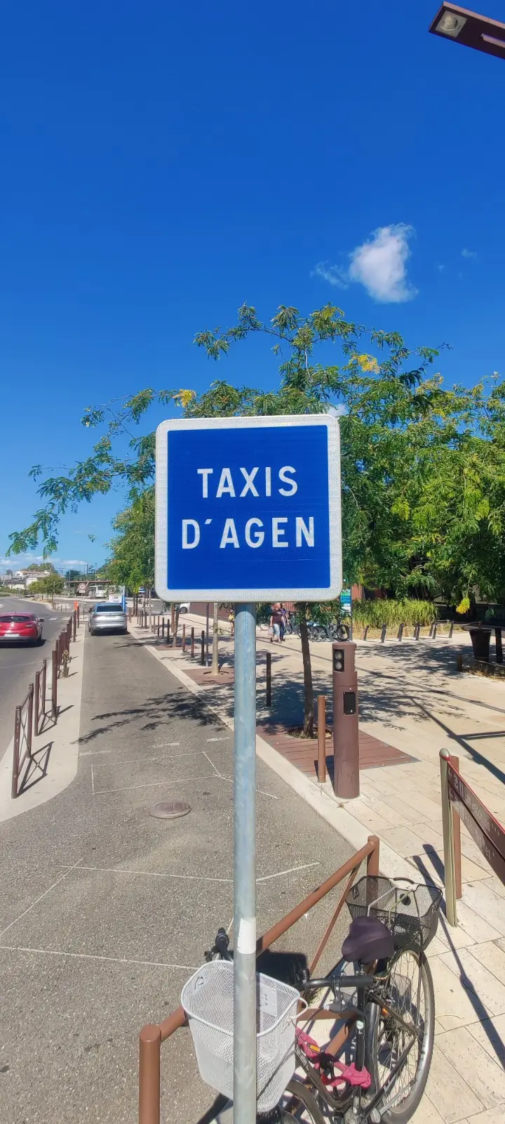 Panneau Taxis d'Agen à la station de taxis près de la gare